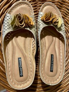 Good Choice Golden Slide Sandals with Floral Accent, Size 7.5